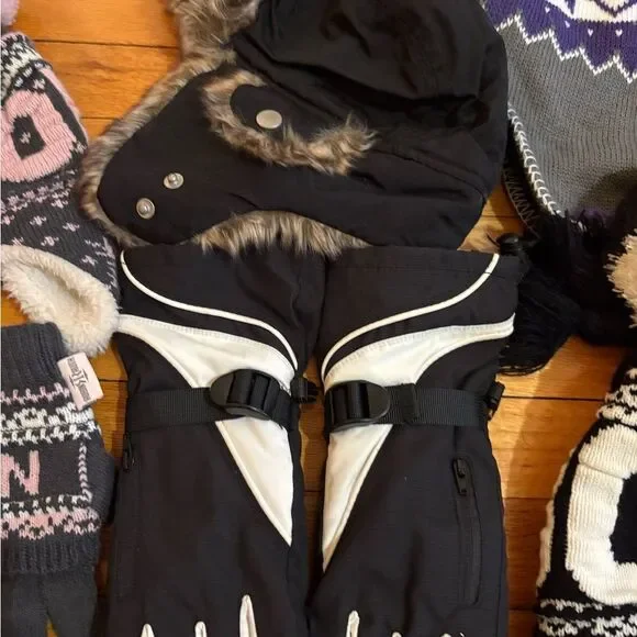 Winter Accessories Set with Hats and Gloves - Picture 4 of 7